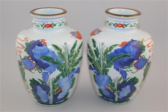 A pair of Chinese Wucai ovoid vases, Wanli marks, late 19th / early 20th century, 22cm